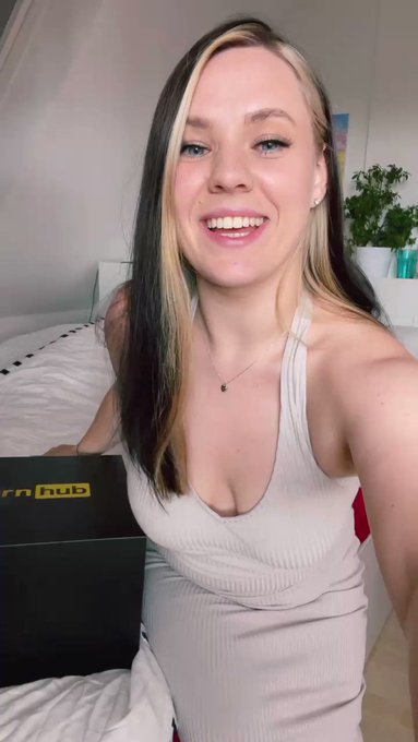 Aww I’m so happy right now 💛🖤

@Pornhub 
#PHGoals https://t.co/Cj6OcLcpAB