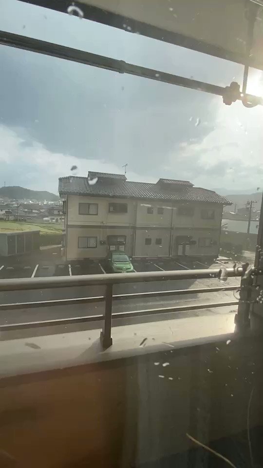 車も吹き飛ぶほどの威力！竜巻の恐怖を捉えた瞬間。