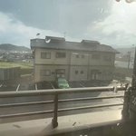 車も吹き飛ぶほどの威力!竜巻の恐怖を捉えた瞬間。