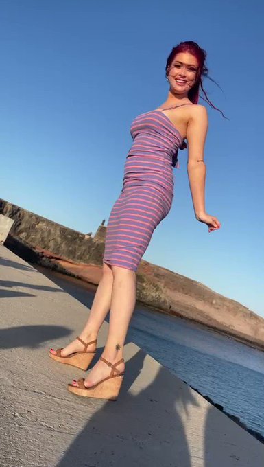 Lanta+ large wall+ large drop +high heels + no panties =
Unbearable urge to do a cartwheel https://t