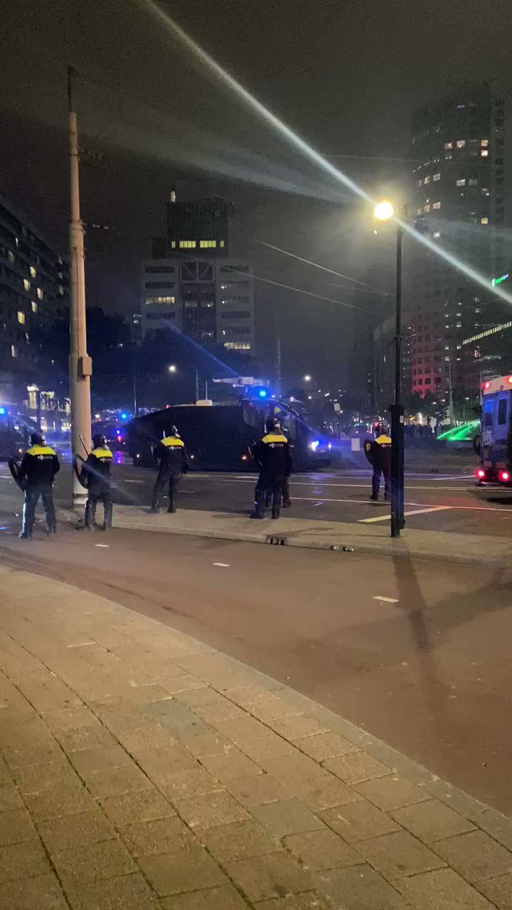 Tenny Tenzer on Twitter "Hofplein wordt schoongeveegd door waterkanon, paarden en ME RTV