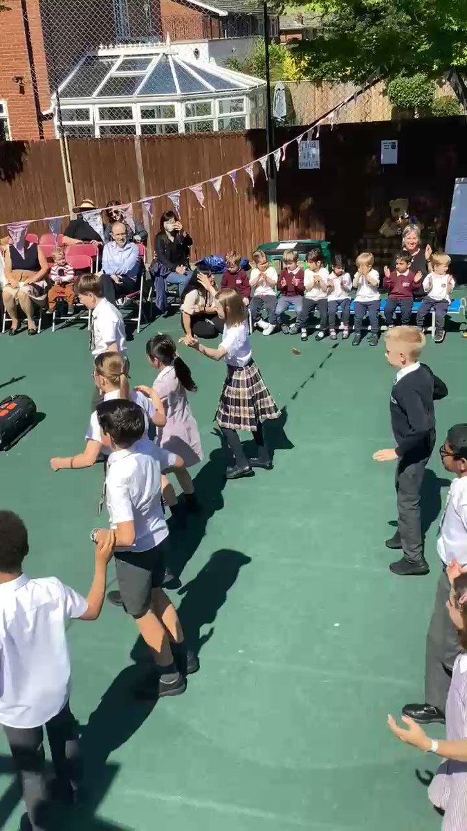 What an afternoon we had - Morris &amp; Scottish Ceilidh Dancing led by @DanceDaysLondon - cream teams, village games, families back in our playground, miles of smiles &amp; sunshine - a great way to end the 1/2 term #PlatinumJubilee #TeaParty #ILGSchools #NewMalden #confido 