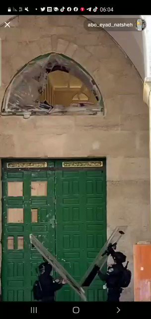 فيديو مشاغبون فلسطينيون ينتهكون حرمة المصلى القبلي ويرشقون قبل قليل الحجارة مرة أخرى من داخله. 
هذا