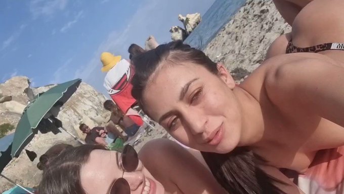 Ieri la mia amica @Frapalma7 è venuta a trovarmi ed abbiamo sventolato assieme le tettine in spiaggia