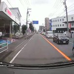 まさに危機一髪。飛び出しをする子どもと、直前で止まった運転手。