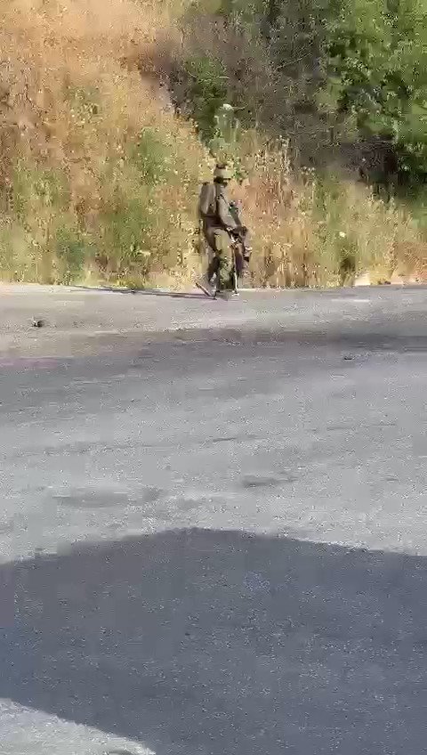 جندي من قوات جيش الدفاع رصد عجوز فلسطيني يحاول عبور الشارع بتردد، في قرية برقة فسارع اليه وساعده على