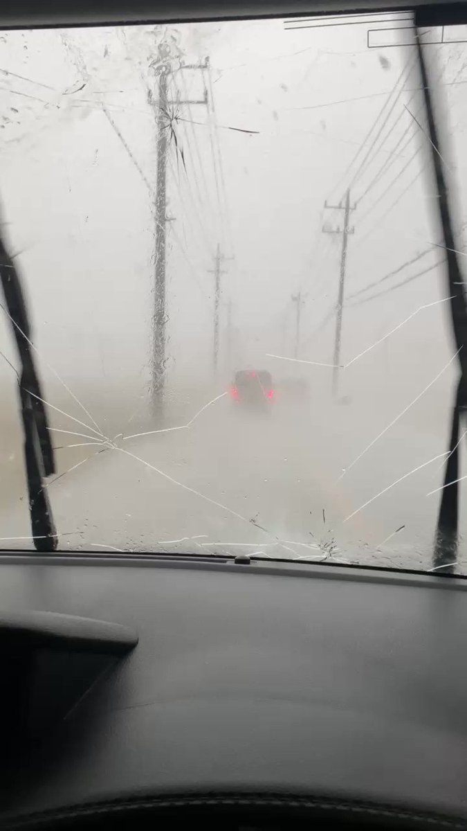 これは酷い！大粒の雹で車のフロントガラスにヒビが入る…