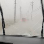 これは酷い!大粒の雹で車のフロントガラスにヒビが入る…
