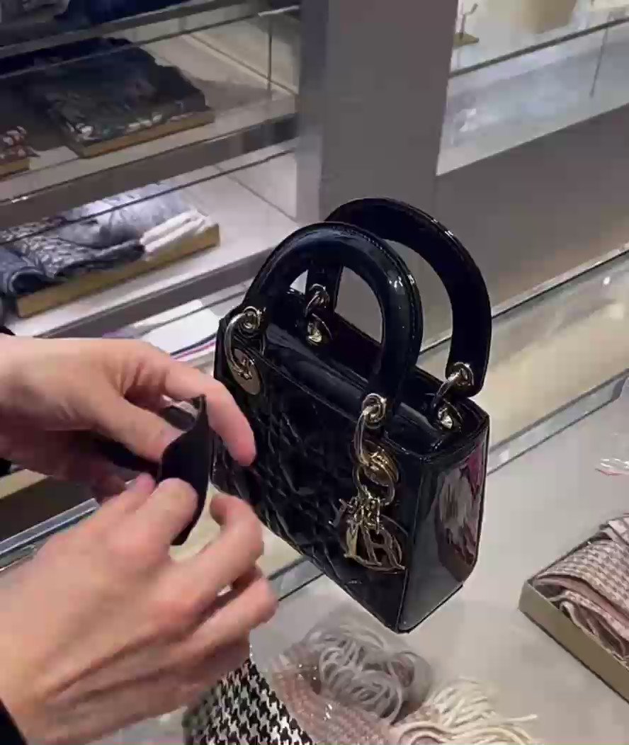 𓂃 室長さん Diorの店員さんが教えるミッツァスカーフをバッグのハンドルに可愛く巻く結び方 T Co Y451zuxho4 Twitter