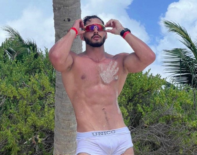 Joao loves men who admire him. How can you resist? #JockMenLive #FridayFeeling #MuscleStud 
@joaobatistaTeam
