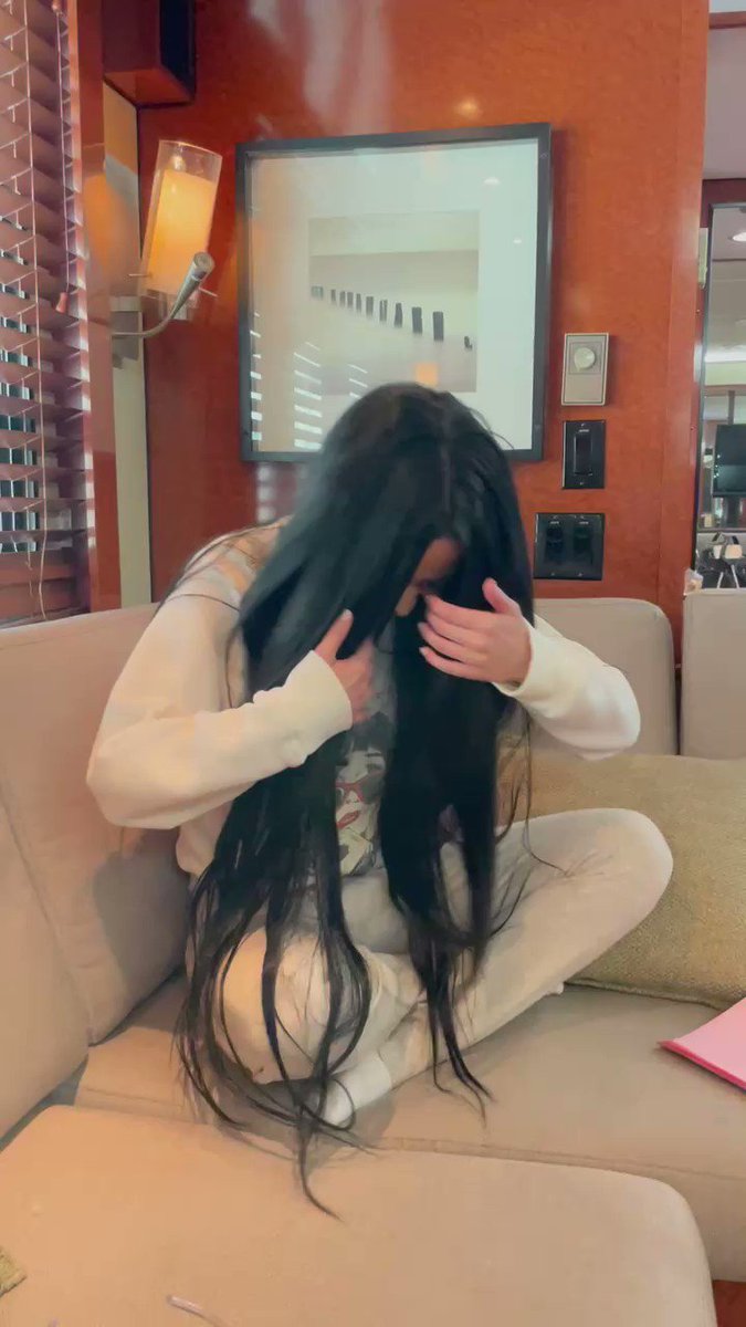 @MirandaCosgroves video Tweet