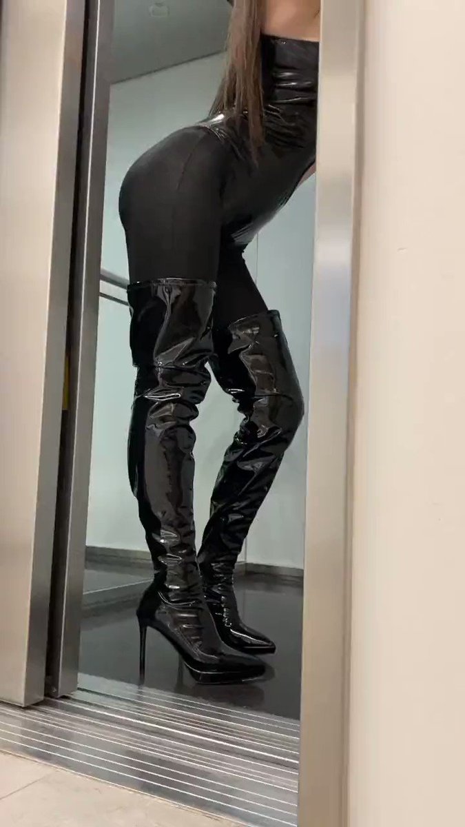 Model - Aliena Moore domination