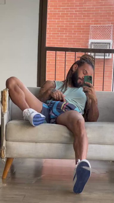 Sempre bom bater uma antes de sair de casa, vai que eu fique excitado na rua… https://t.co/1inUluBVN