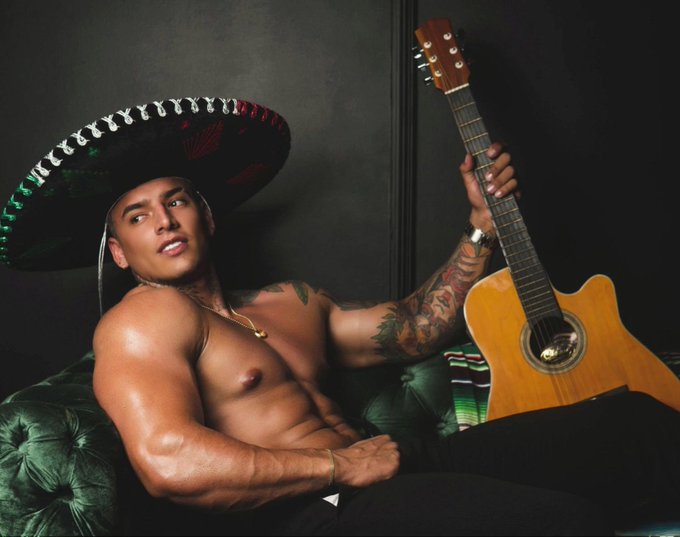 Dorian wants a special relationship. Can you make him swoon? #JockMenLive #musclegrowth #gaycams 
@DorianLux1