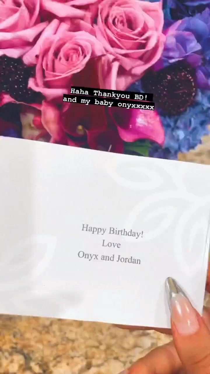 PlayBoiCarti enviou rosas de presente pra Iggy Azalea. 

\"Happy birthday! Love Onyx And Jordan.\" 