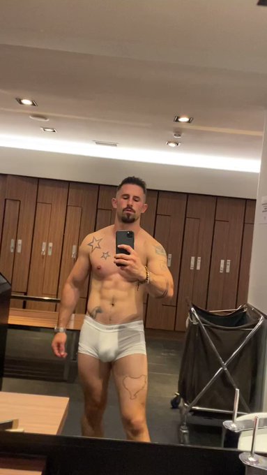 Monday vibes ✌??? https://t.co/RyWrQz0KZU