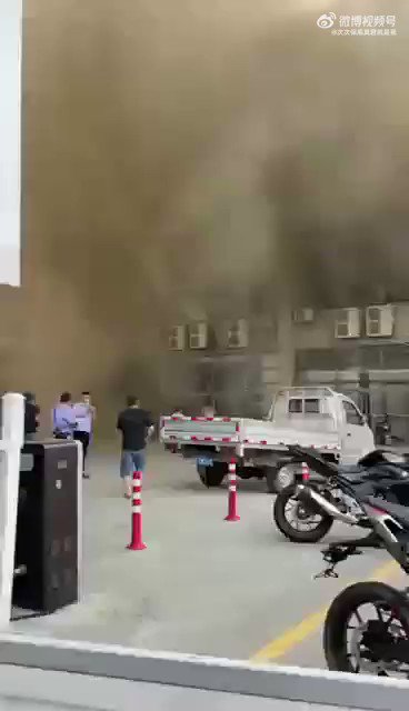 RT @aricchen: Fire breaks out in #Hangzhou, #China. Many had to jump from the building! https://t.co/cxgK8PIA5P