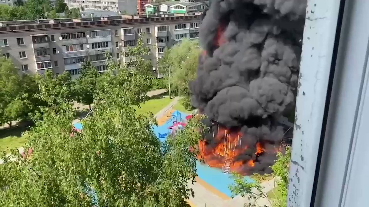 Пожар в кокошкино. Пожар на площадке в Кокошкино. Пожар на детской площадке в Кокошкино. Сгорела детская площадка в Москве. Горит детская площадка в Кокошкино.