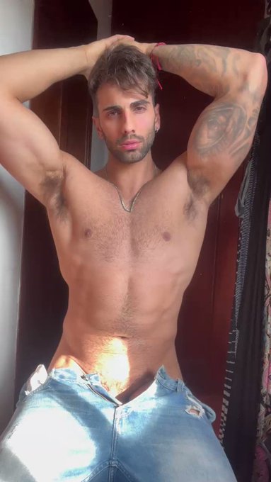 Este macho peludo te quiere romper la colita venis un ratito? 🦍

Primero te comeré bien el culo y después