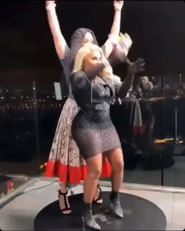 Lil Kim and Faith Evans having fun   Happy Birthday to Faith ! 