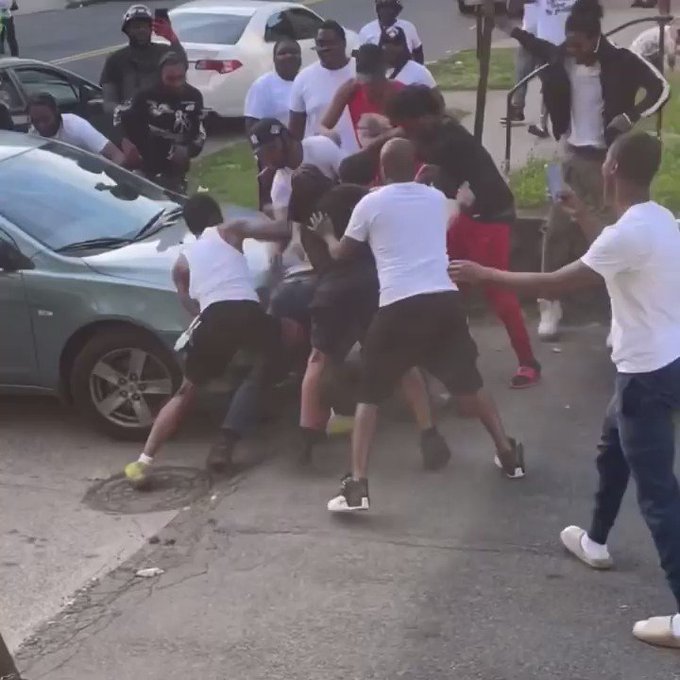 Imagine getting jumped by the WHOLE HOOD & getting yo car took 😭😭 1 too many L’s https://t.co/men4UX