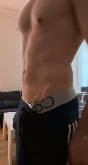 Vous le connaissez certainement c'est le petit chouchou du porno gay sur Twitter en ce moment : @bastienhotfr