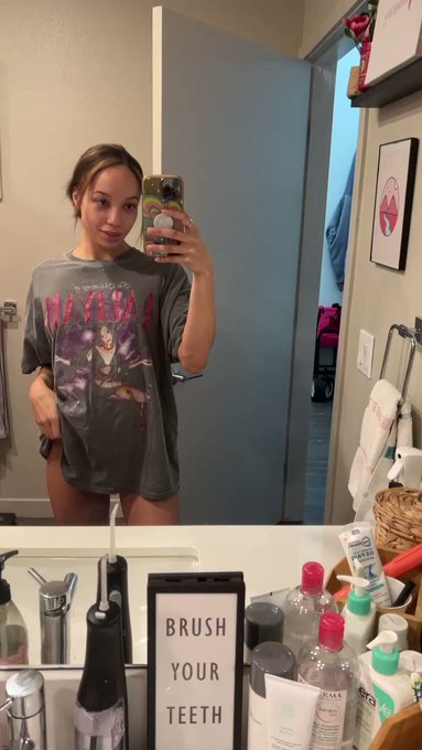 Tiny tits and a bubble butt? https://t.co/y7UaxfL1TX