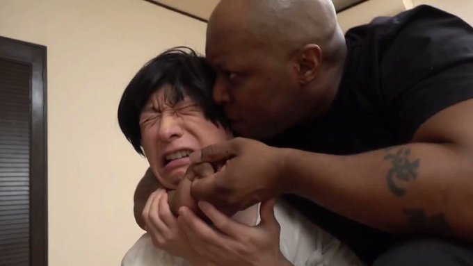 夫の借金の取り立てに黒人たちがやってきた…なかなか金の工面のできない夫…じれた黒人たちは… https://t.co/EnBGcbHXNJ