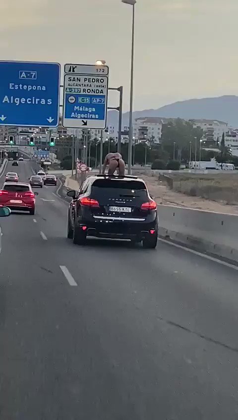Con medio cuerpo fuera sobre el techo de un Porsche Cayenne: así viajaba esta chica en Marbella -- Autobild.es