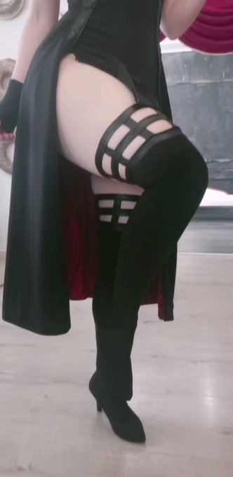 I forgot to post this video of my Yor cosplay! I try my best to do more video content in the future 🙏😋