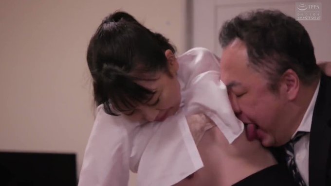 平穏に暮らしていた夫婦。しかしその平穏は夫の仕事の取引先の男によっていとも簡単に崩れていく…(*´艸｀*) https://t.co/Bn0YxX1WDI