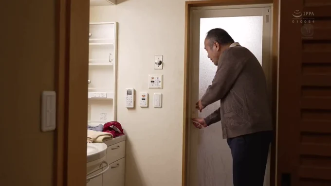 水川スミレ 大企業の会長・小沢は息子へ紹介した取引先の娘・スミレを気に入る息子。しかし、小沢もスミレを我が物にしたいと目論んでいた。半ば強引に息子との交際を認めさせ、更に結婚までの間、婚前交渉を禁じる小沢。ジワジワとスミレの性欲を追い詰めて交際から1年、息子の出張を期に計画を実行して…。