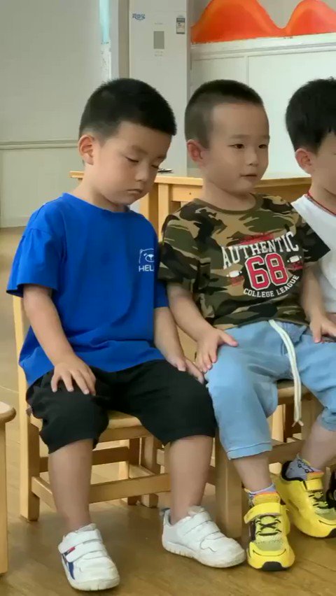 将来が楽しみ！友達が睡魔に襲われていることに気付いた男の子の反応が男前すぎる・・