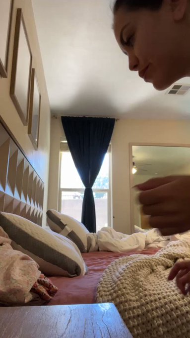Sending my friend a tutorial on how to “ride” her wand. Girls, try this ? excuse my lack of pillowcases