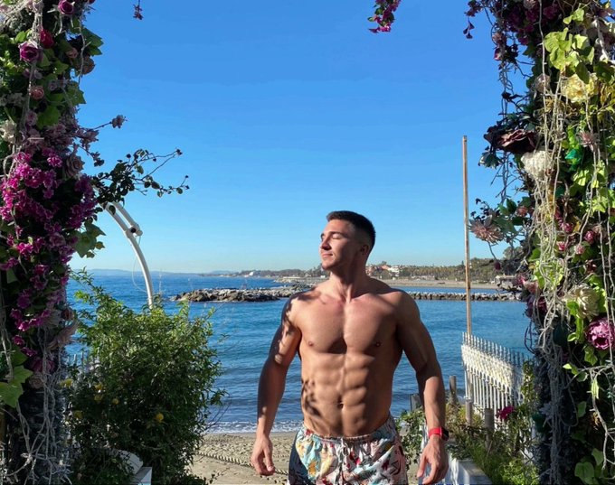 "Gentlemen prefer Hank." Watch him slowly undress on live gay chat. #JockMenLive #MuscleMorph #camguy