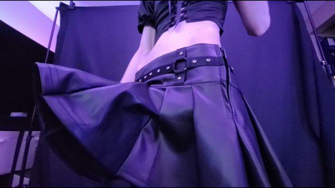 whats under the goth bois skirt ?? https://t.co/QR33Bfnhr6