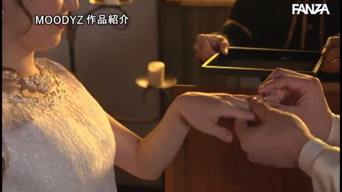 結婚式中、親族が側にいるのにワレメ大好きショタ坊のスカート… https://t.co/Af3iReShv6