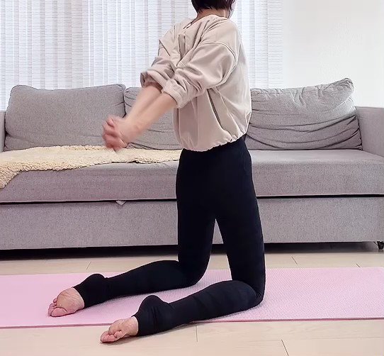 二の腕・背中痩せ、猫背巻き肩改善 さらに肩凝りにも効く！こまめにやってみて