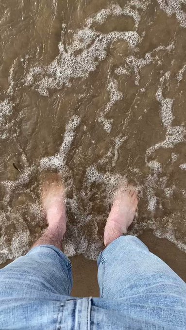 Beach day! ??

Who’s coming to clean the sand off my feet? https://t.co/U8b9zS4qdS
