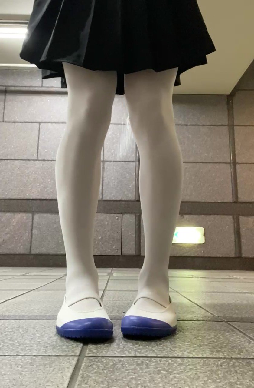 Omochi on X: RT @widerin_: おもらし気持ちよかった🙈 おもらし 失禁 タイツ 制服  t.co8JWHOwdbti  X