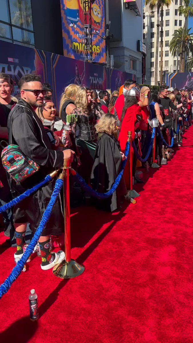 RT @Variety: Fans line up at the #ThorLoveandThunder premiere in Hollywood. https://t.co/3aIXbjfwSa https://t.co/cresFN77Ss