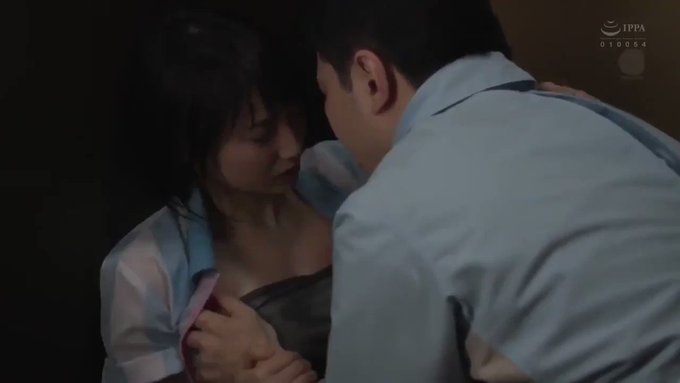 バイトでシフトが一緒になり二人で在庫チェックをしていた時、
突然ダンボールが崩れて閉じ込められてしまう。

狭い部屋に二人きり、時間経過と共に彼女の色気と匂いに理性が狂って…。 https://t.co/pSLhoPhmkd