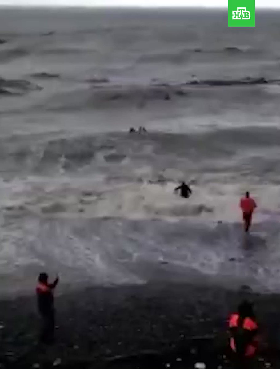 унесенные в море дети на матрасе