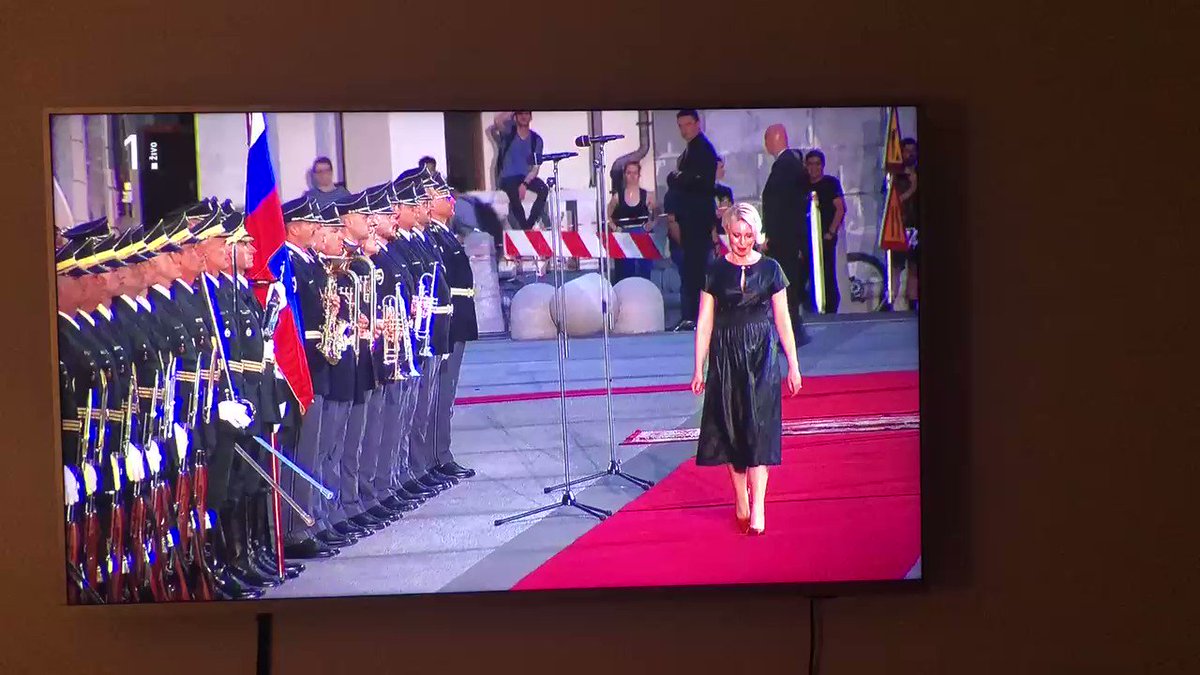 16 minut, čez 1000 ogledov. Bizarni prihod predsednice @Drzavnizbor očitno zaznamoval osrednjo državno proslavo. 