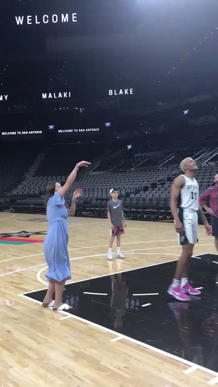 [閒聊] Sochan與母親在馬刺球場練球