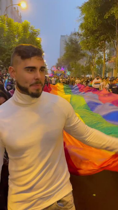 Hoy preferí caminar, saltar, abrazar y marchar. Viva el amor en cualquiera de sus formas! #PRIDE https://t