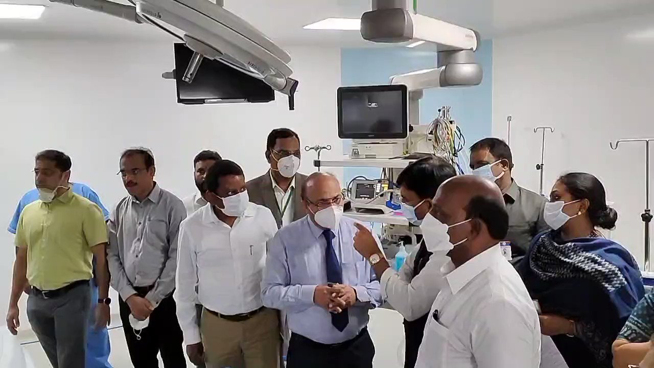 Dr Mansukh Mandaviya on Twitter: "Observed the robotic surgery machine installed at the Tamil Nadu Government Multi Super Speciality Hospital, Chennai. The state-of-the-art facility enables surgeons to perform complex major surgeries with