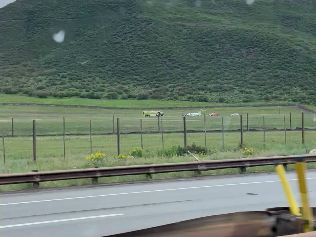 RT @Airforceproud95: Hondajet skidded off runway 33 in Aspen! Landed during a rain shower https://t.co/kD0nQsDKh5
