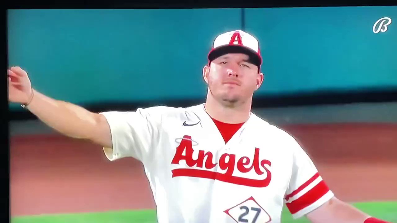 [分享] 鱒魚從中外野破解自家投手動作