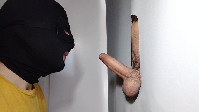 Chico #socorrista guapo y cachondo viene a #gloryhole después de salvar vidas en la piscina. https://t